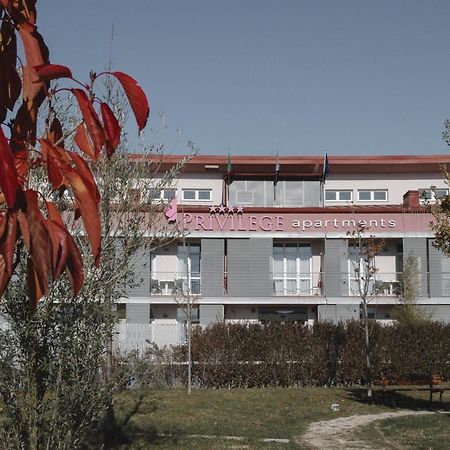 Privilege Apartments Вимеркате Екстериор снимка