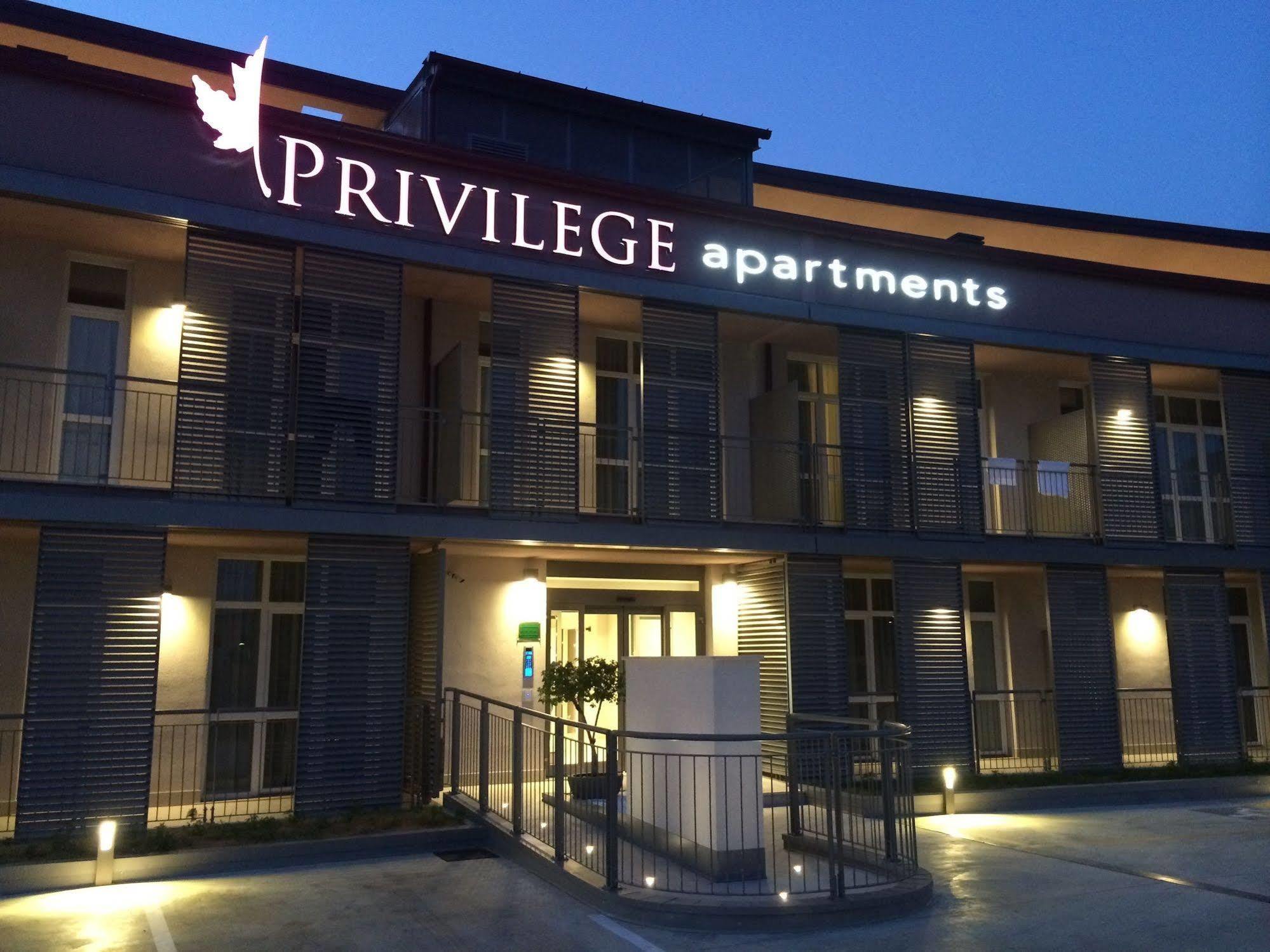 Privilege Apartments Вимеркате Екстериор снимка