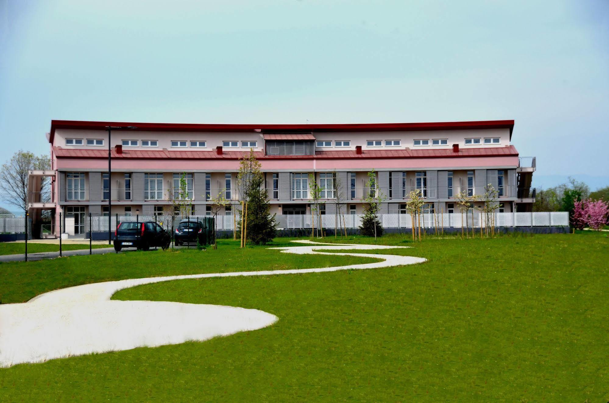 Privilege Apartments Вимеркате Екстериор снимка