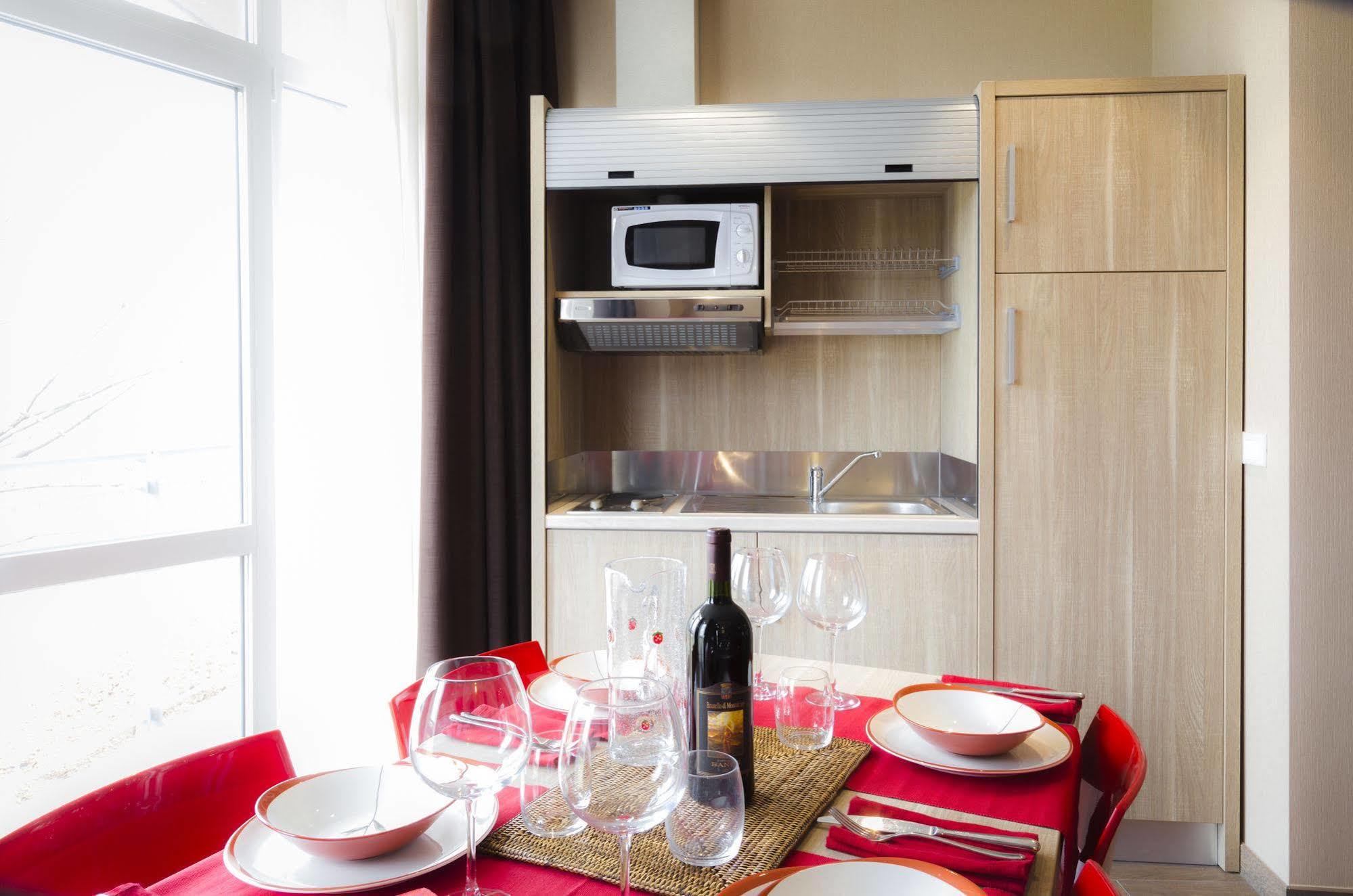 Privilege Apartments Вимеркате Екстериор снимка